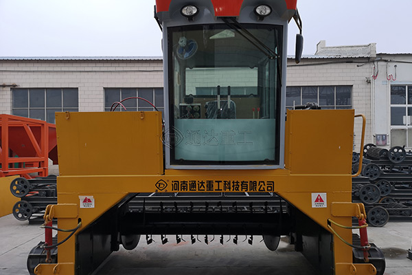 雞糞羊糞履帶式有機(jī)肥翻堆機(jī)