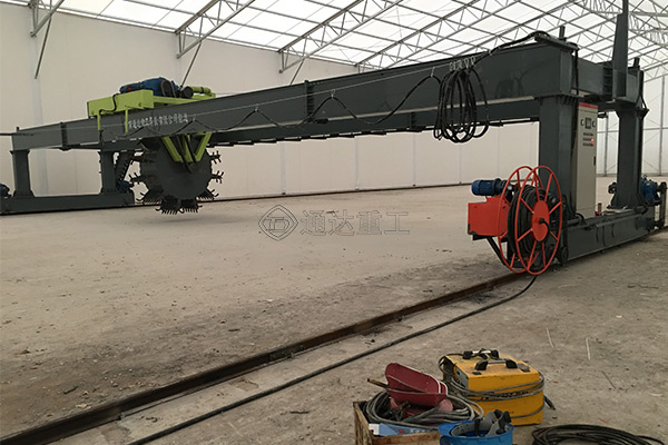 牛羊糞大跨度有機(jī)肥翻堆機(jī)