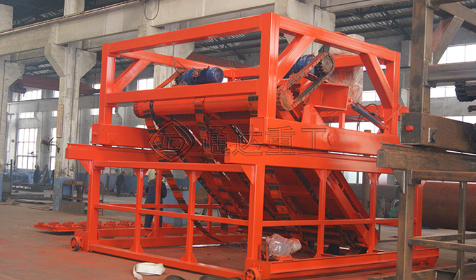 有機(jī)肥發(fā)酵鏈板翻拋機(jī)設(shè)備