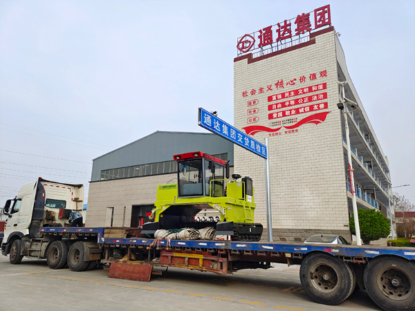 履帶式翻拋機發(fā)往山東萊西1.jpg